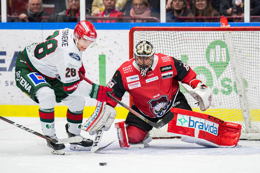 Frölundas Johan Sundström oroar mot Malmö Redhawks