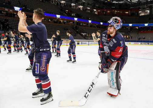 Linköpings spelare med målvakt Marcus Högberg jublar och