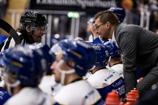 Domare Mikael Sjöqvist och Leksands tränare Björn