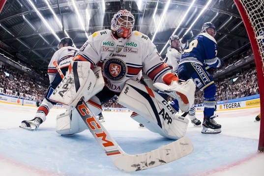 Växjös målvakt Janis Kalninsoch Leksands Justin Kloos