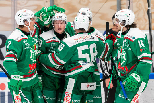 Rögles Anton Bengtsson jublar med lagkamrater