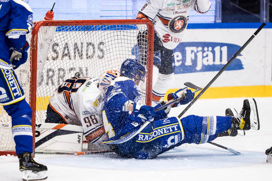 Växjös målvakt Janis Kalninsoch Leksands Carter Ashton