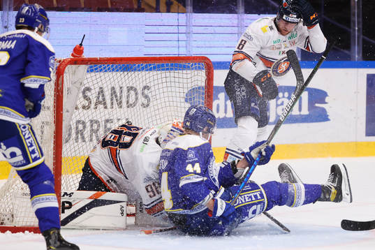 Leksands Carter Ashton och Växjös målvakt Janis