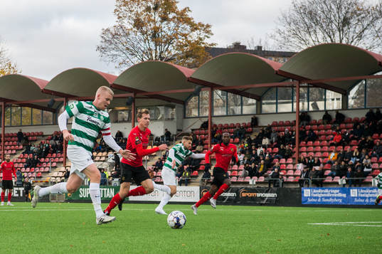 Västerås Simon Johansson för bollen framåt på