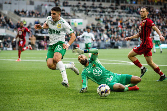 Hammarbys Mayckel Lahdo och Östersunds målvakt Aly Keita