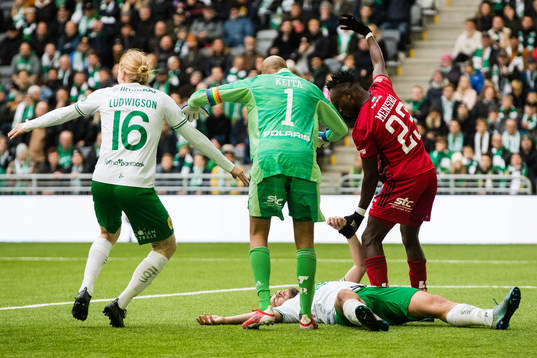 Hammarbys Astrit Selmani ligger ner