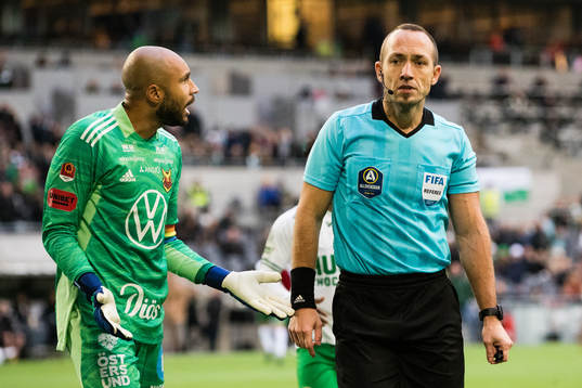 Östersunds målvakt Aly Keita talar med domare Kaspar