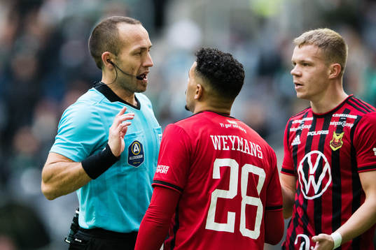 Domare Kaspar Sjöberg talar med Östersunds Marco Weymans