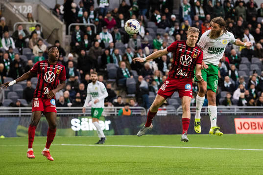Östersunds Eirik Haugan i en nickduell med Hammarbys