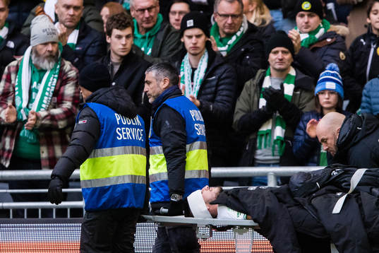 Hammarbys Astrit Selmani bärs ut på bår