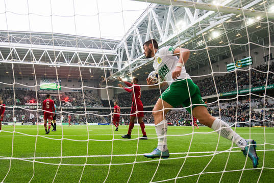 Hammarbys Astrit Selmani hämtar bollen i målen