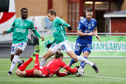 Brages målvakt Adrian Engdahl, Alexander Zetterström och