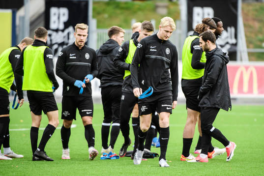 Landskronas spelare värmer upp