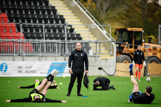 Landskronas spelare värmer upp