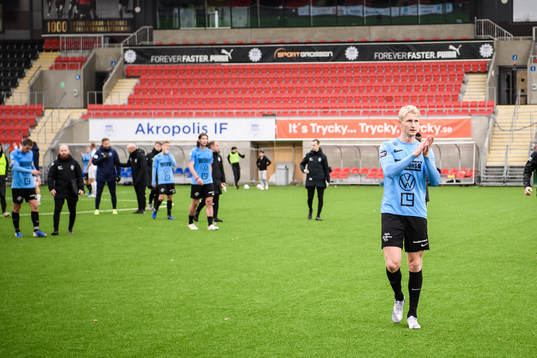 Landskronas Viktor Wihlstrand tackar publiken