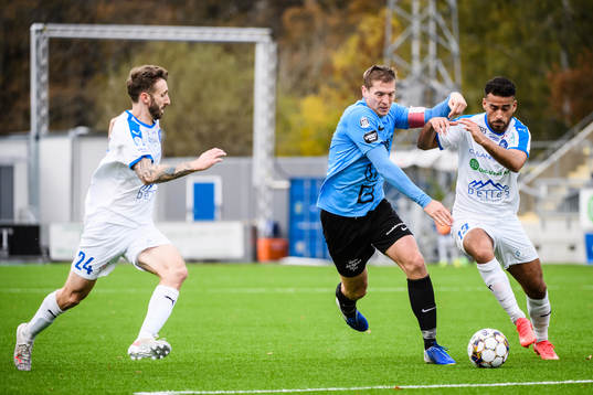 Landskronas Philip Andersson i kamp om bollen med Akropolis