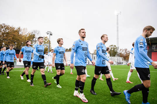Landskronas spelare äntrar planen
