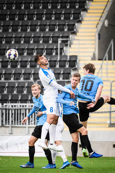 Akropolis Mauricio Albornoz nickar undan bollen på en