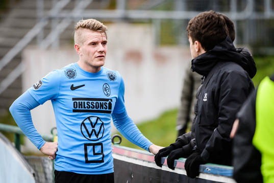 Landskronas Jacob Blixt samtalar med supportrar