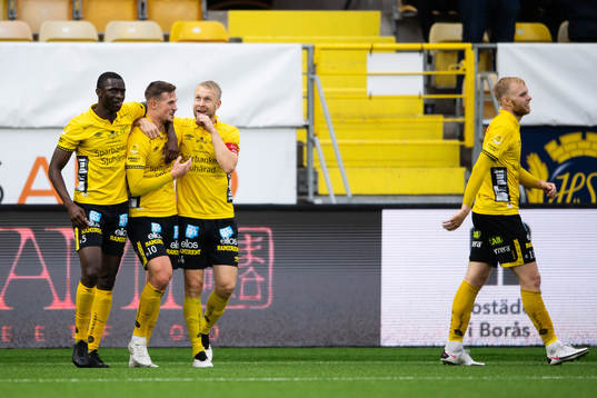 Elfsborgs Johan Larsson jublar med Simon Olsson och Maudo