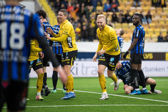 Elfsborgs Sveinn Gudjohnsen jublar med Rasmus Alm och