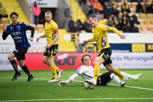 Elfsborgs Simon Olsson och Sirius målvakt August Ahlin