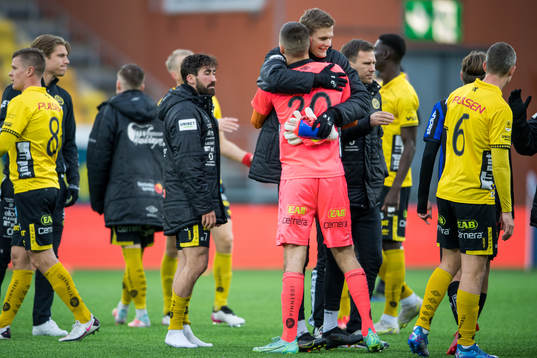 Elfsborgs målvakt Tim Rönning kramar om målvakt Hákon