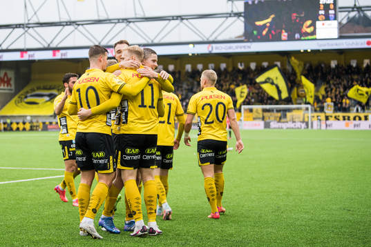 Elfsborgs Sveinn Gudjohnsen gratuleras