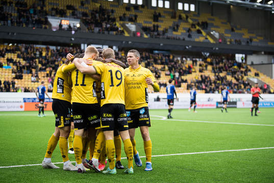 Elfsborgs Sveinn Gudjohnsen kramas om