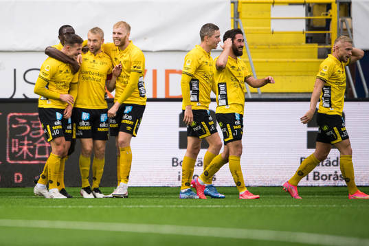 Elfsborgs Johan Larsson gratuleras av Maudo Lamine Jarjué,