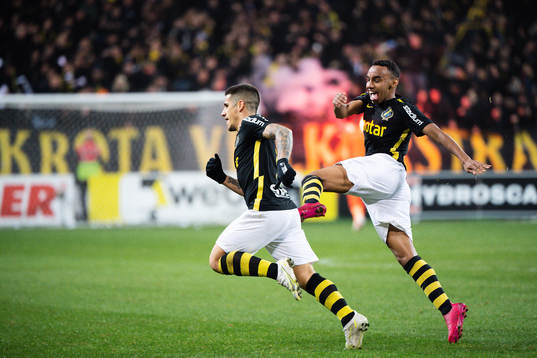 s Nicolas Stefanelli och Bilal Hussein jublar