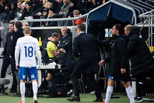 domare Kristoffer Karlsson bryter matchen