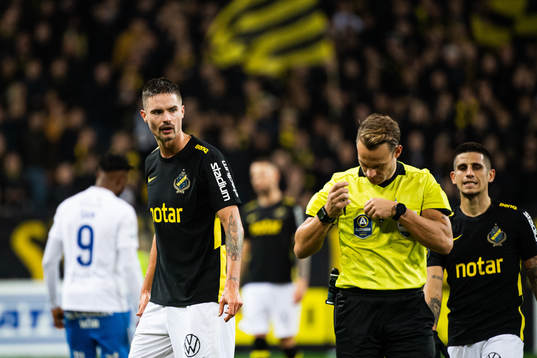 s Mikael Lustig och domare Kristoffer Karlsson