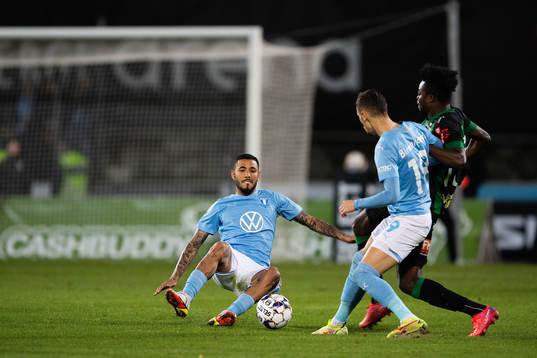 Malmö FFs Sergio Pena i en situation som leder till ett