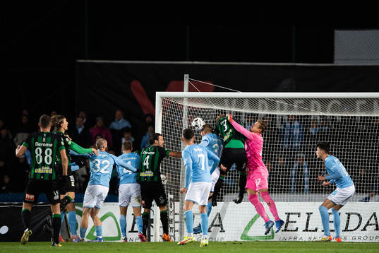 Malmö FFs målvakt Johan Dahlin med en räddning