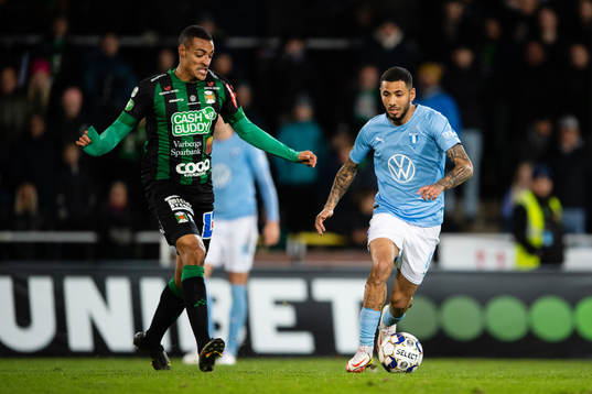 Varbergs Simon Karlsson Adjei och Malmö FFs Sergio Pena