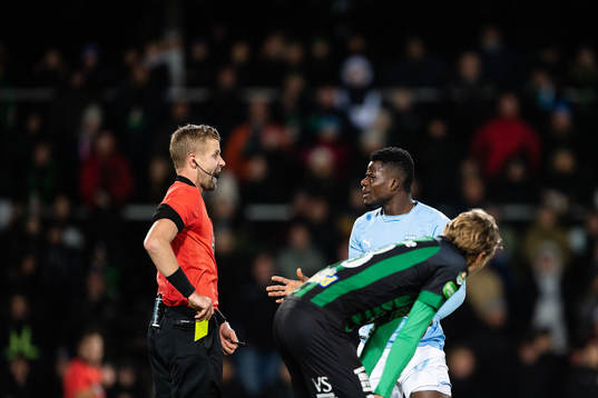 domare Glenn Nyberg delar ut ett gult kort till Malmö FFs