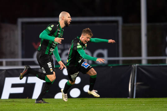 Varbergs Robin Simovic jublar med Victor Karlsson