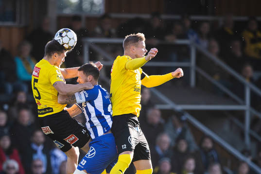 Mjällbys Ivan Kricak och David Löfquist mot IFK