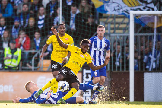 IFK Göteborgs Oscar Wendt och Mjällbys Mamudu Moro