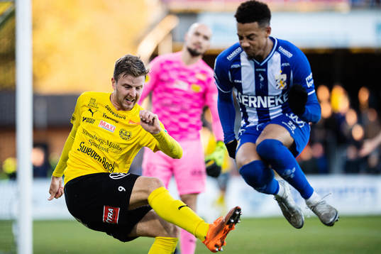 Mjällbys Joel Nilsson och IFK Göteborgs Tobias Sana