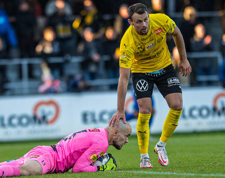 Mjällbys målvakt Carl-Johan Eriksson  och Max Watson