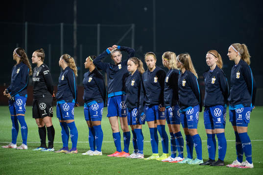 IFK Göteborgs damlag ställer upp innan fotbollsmatchen