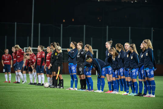 Uppställning innan fotbollsmatchen mellan Örgryte och IFK