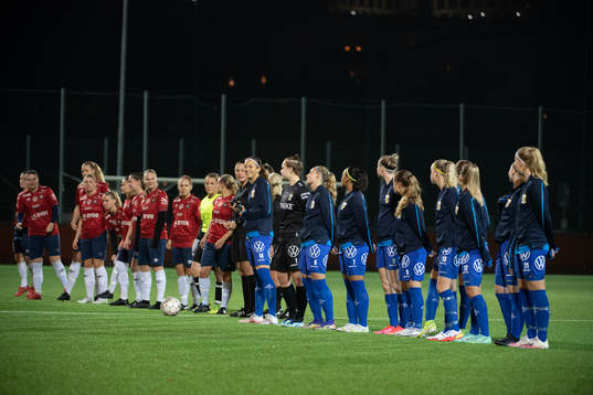 Lagen ställer upp innan fotbollsmatchen mellan Örgryte