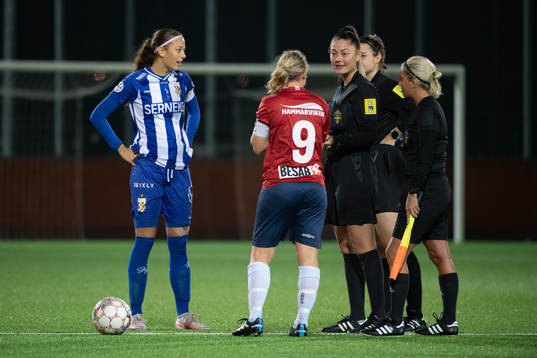 IFK Göteborgs lagkapten Malva Larsson och Öis lagkapten