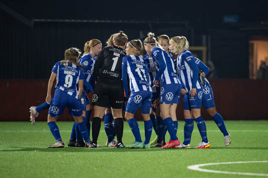 IFK Göteborgs damlag innan fotbollsmatchen mellan Örgryte