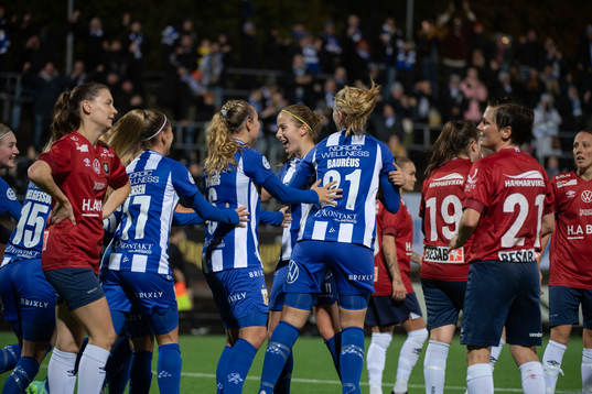 IFK Göteborgs spelare jublar medan Örgytes spelare deppar