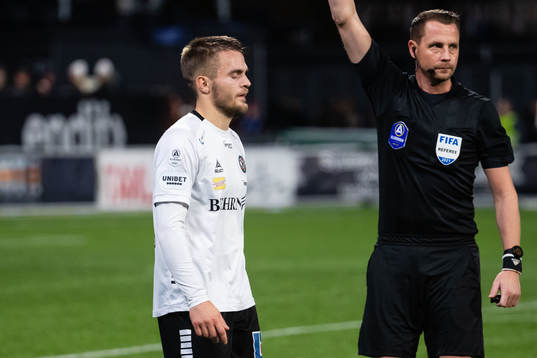Örebros Benjamin Hjertstrand deppar när han tilldelas