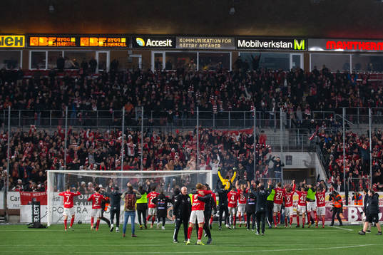 Degerfors spelare jublar